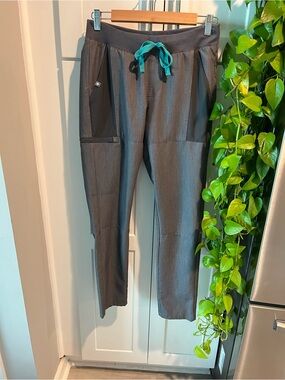 FIGS XS Graphite Gray Manari slim leg cargo scrub pants